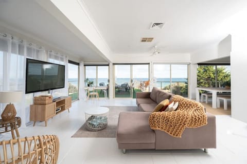 [Living Room] Spacious lounge area with sliding doors that can be opened allows for refreshing airflow and a connection with the outdoors. A perfect place to relax and socialize.  