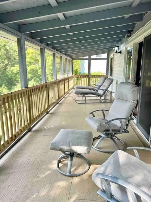 Upper Screened in porch