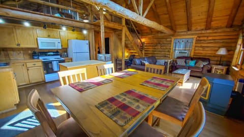 Nice Open Floor Plan plenty of room for all guests to mingle. 