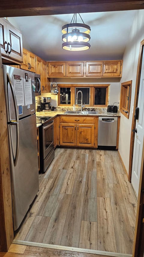 Kitchen w/Granite counters & Stainless Steel Appliances
