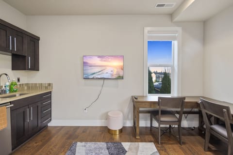 Smart-TV (Free Netflix included).
Desk for work/study and high speed internet.