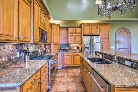 Full Kitchen | Cooking Basics | Free WiFi