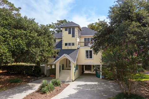 M971: Ultra Classic | Front Exterior