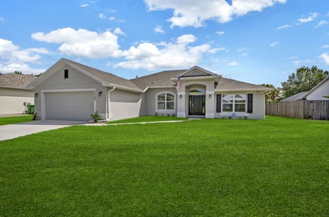 CasaMar! Centrally located- 2 Car Garage-4Bedrooms-Wifi-Outdoor security cameras