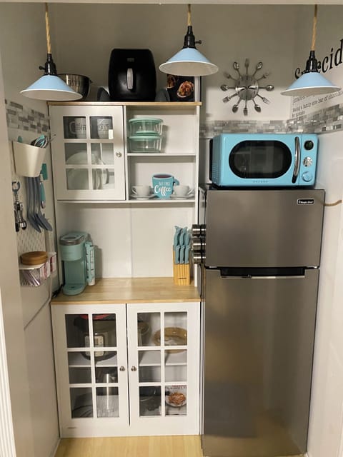 Equipped with all your needs. Double hot plate, Instapot, Air Fryer, and more.