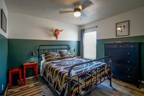 Bedroom 2: queen