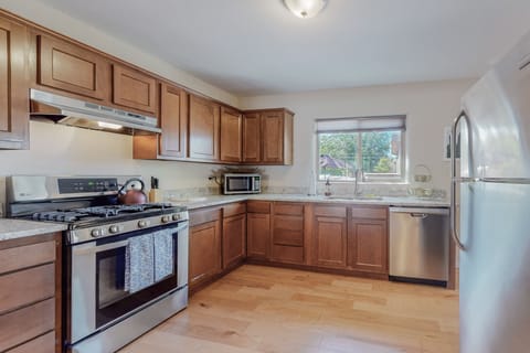 Dishwasher, microwave, gas stove