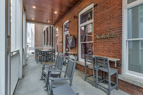 Private Balcony over Printers Alley!!