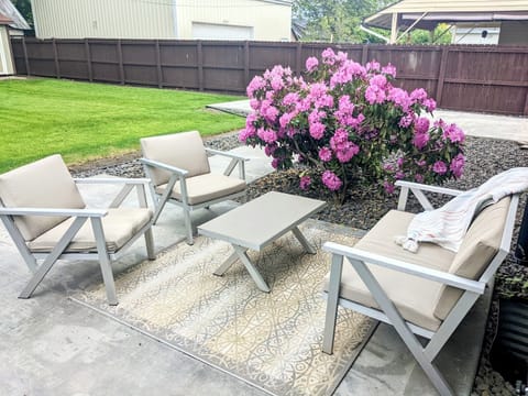 Shared backyard - beautiful area for wine sipping!