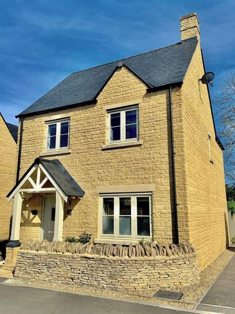 Honeystone Cottage - Cotswold Stone 4 bedroom cottage with private off road parking.