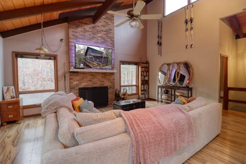 75" LG smart TV with background lights, real fireplace, +200 books, high ceiling