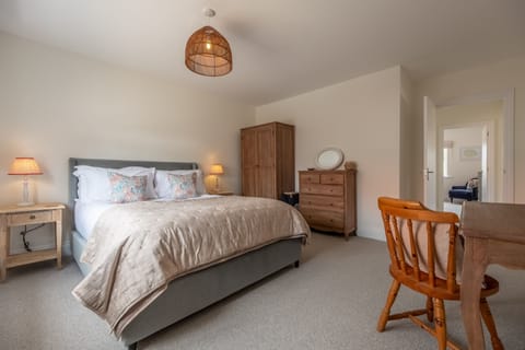 Sandpiper House, Ingoldisthorpe: Master bedroom with king-size bed