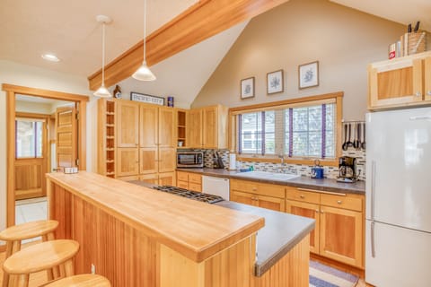 Kitchen Area with Amenities