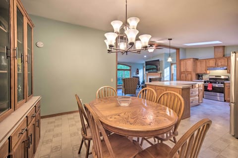 Dining Area | Dishware/Flatware Provided