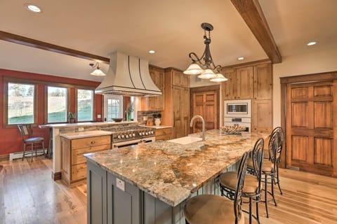 Commercial-Grade Kitchen | Coffee Maker | Pots & Pans | Blender | Crockpot