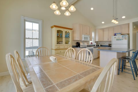 Dining Area | Dishware & Flatware Provided