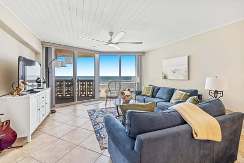 Spacious living room with access to the balcony.