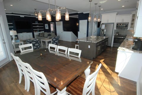 409 SSB Dining/Kitchen