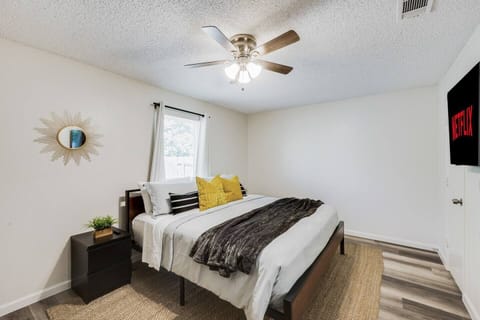 Curl up in the KING sized bed as you settle in after a long day at the office, or in the city.