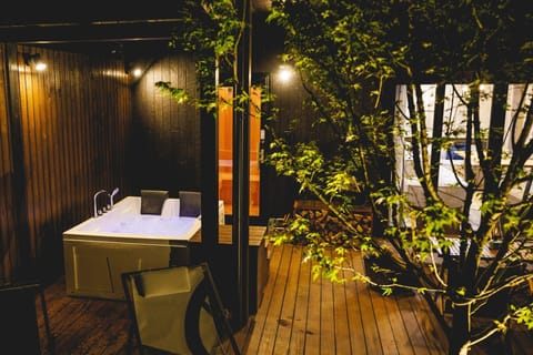 Outdoor spa tub