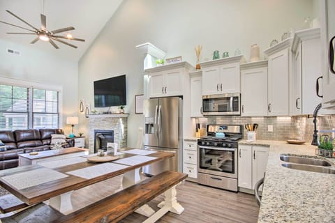 Kitchen | Cooking Basics | Coffee Maker | Paper Towels/Trash Bags Provided