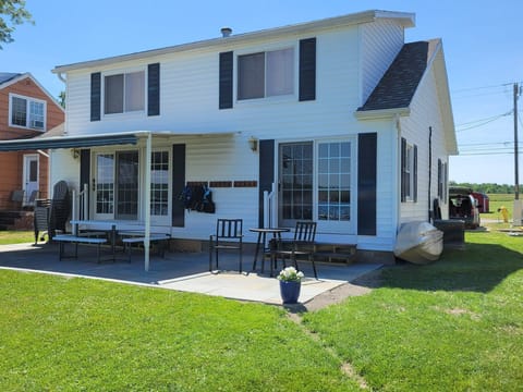 Lake side of cottge.