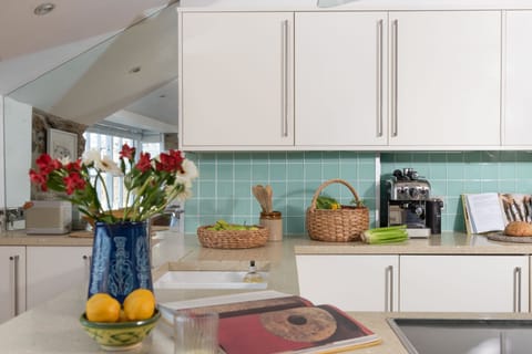 Modern kitchen and coffee machine - Tides Reach