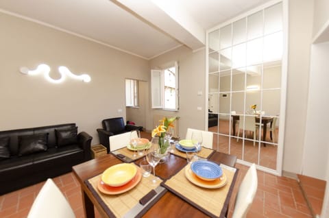 Table, Furniture, Property, Couch, Building, Tableware, Comfort, Houseplant, Wood, Interior Design