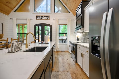 With amazing views, doing the dishes in this kitchen is a breeze!