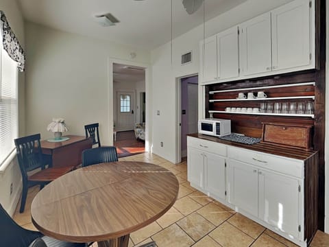 Fully Equipped Kitchen - Dining Table Seating for Four