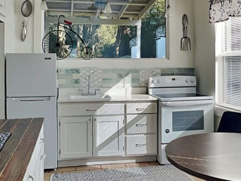 Fully Equipped Kitchen - Dining Table Seating for Four