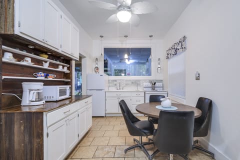 Fully Equipped Kitchen - Dining Table Seating for Four