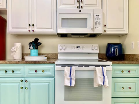 Fully equipped modern kitchen with Air fryer for toasting your bread