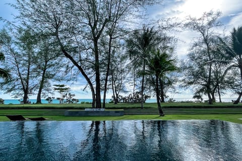 Direct beach access, large beach front pool and kids pool, 7 pools in total!