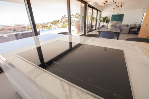 all its devices are of the Miele brand (1)