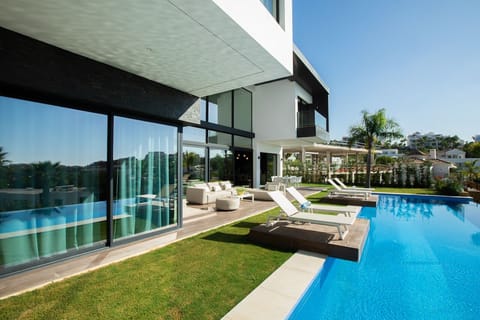 Exceptional pool lounger design