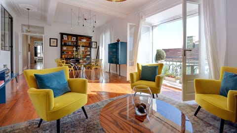 The living area is full of natural light, perfect for having your breakfast while enjoying the sunny weather of Portugal #naturallight #sunny #portugal #pt #lisbon