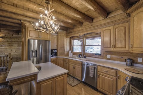 Fully stocked kitchen!