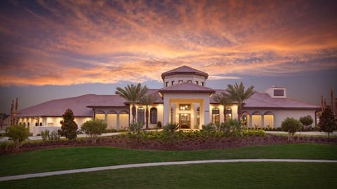 Beautiful 5 bed 5 bath villa located in Champions Gate Resort