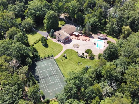 Beautiful 2 acre property with private tennis court, patio and pool!