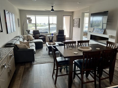 Dining table expands