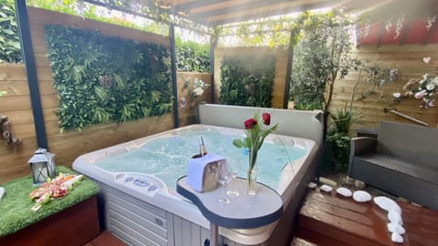 Outdoor spa tub