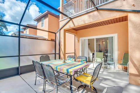 Private lanai with dining area