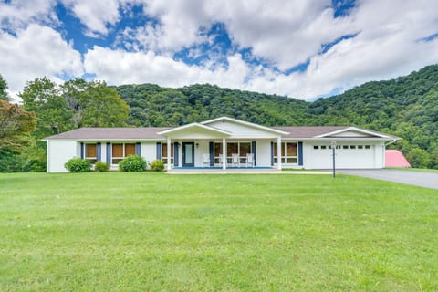 Bakersville Vacation Rental | 4BR | 2BA | 1 Step Required for Access