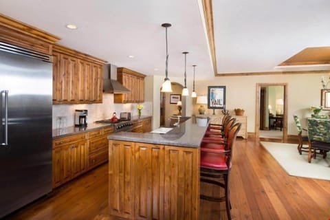 Prepare meals in the fully equipped kitchen and enjoy them together at the dining table.