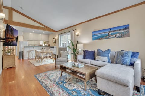 Open floor plan, all living areas connected