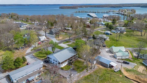 Steps away from the Marina, Restaurant, and Boat Launch!