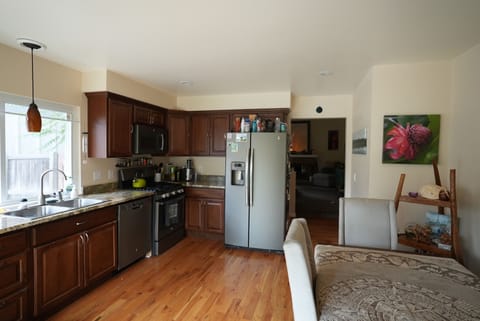 Full kitchen + blender and food processor.