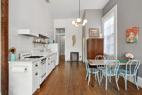 Fully equipped kitchen - stove, sink, dishwasher - for all your cooking needs