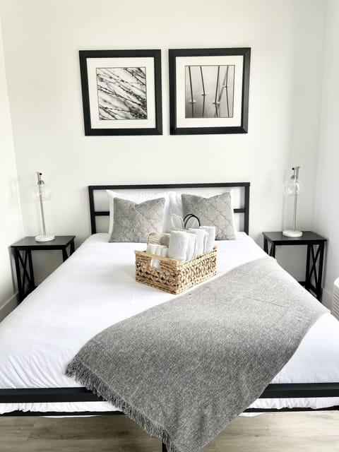 Bedroom area with Queen-sized bed (and a comfortable memory foam mattress)